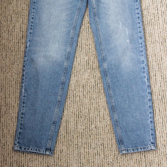 Urban Outfitters Mom Jeans. - Picture 2 of 4